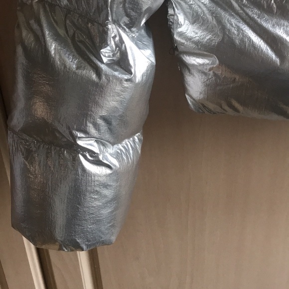 Nearly NEW SILVER PUFFER JACKET ZIP UP - Picture 8 of 16